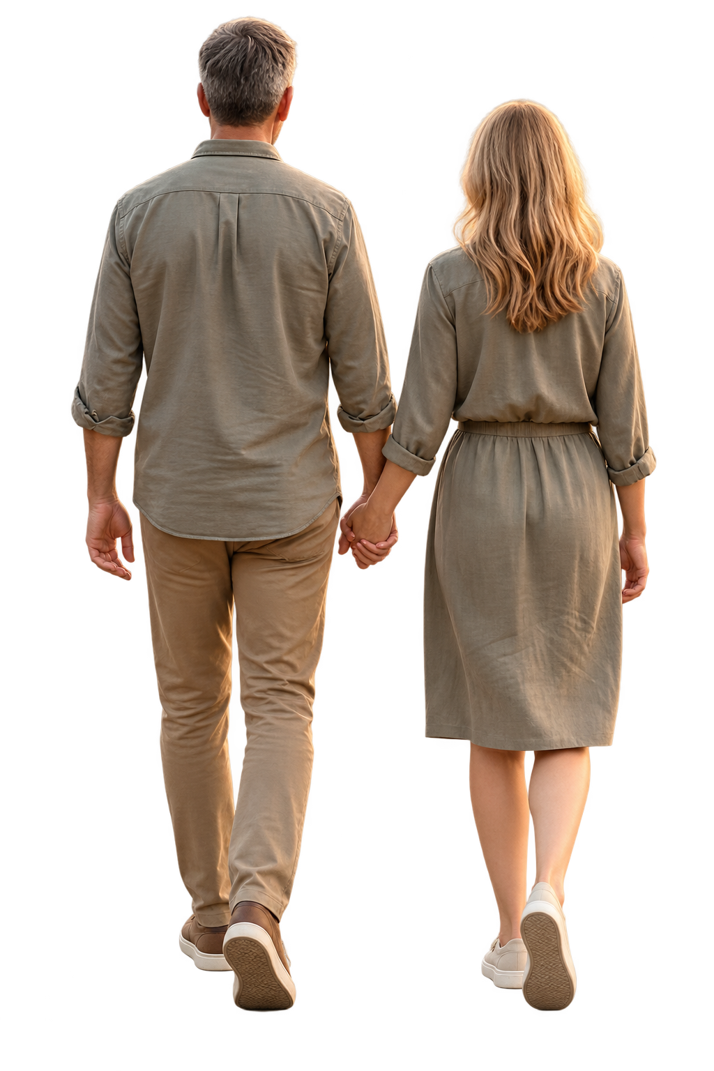 Casal caminhando de mãos dadas